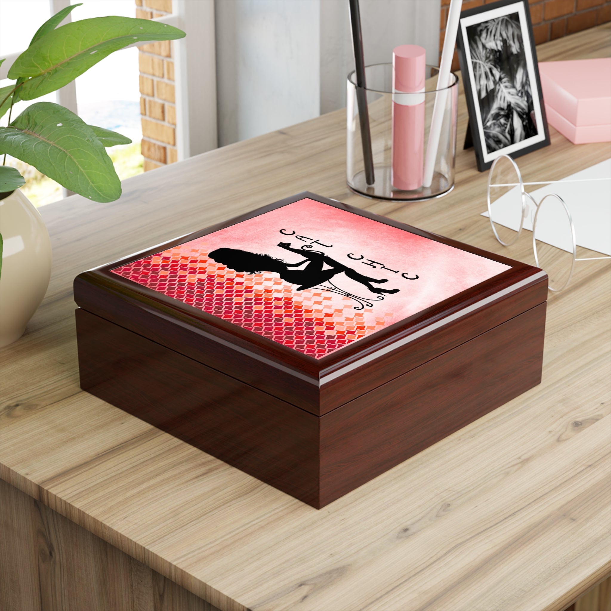 Photo depicting the ​Cat Chic Jewelry Box from EpiAl's Shop.