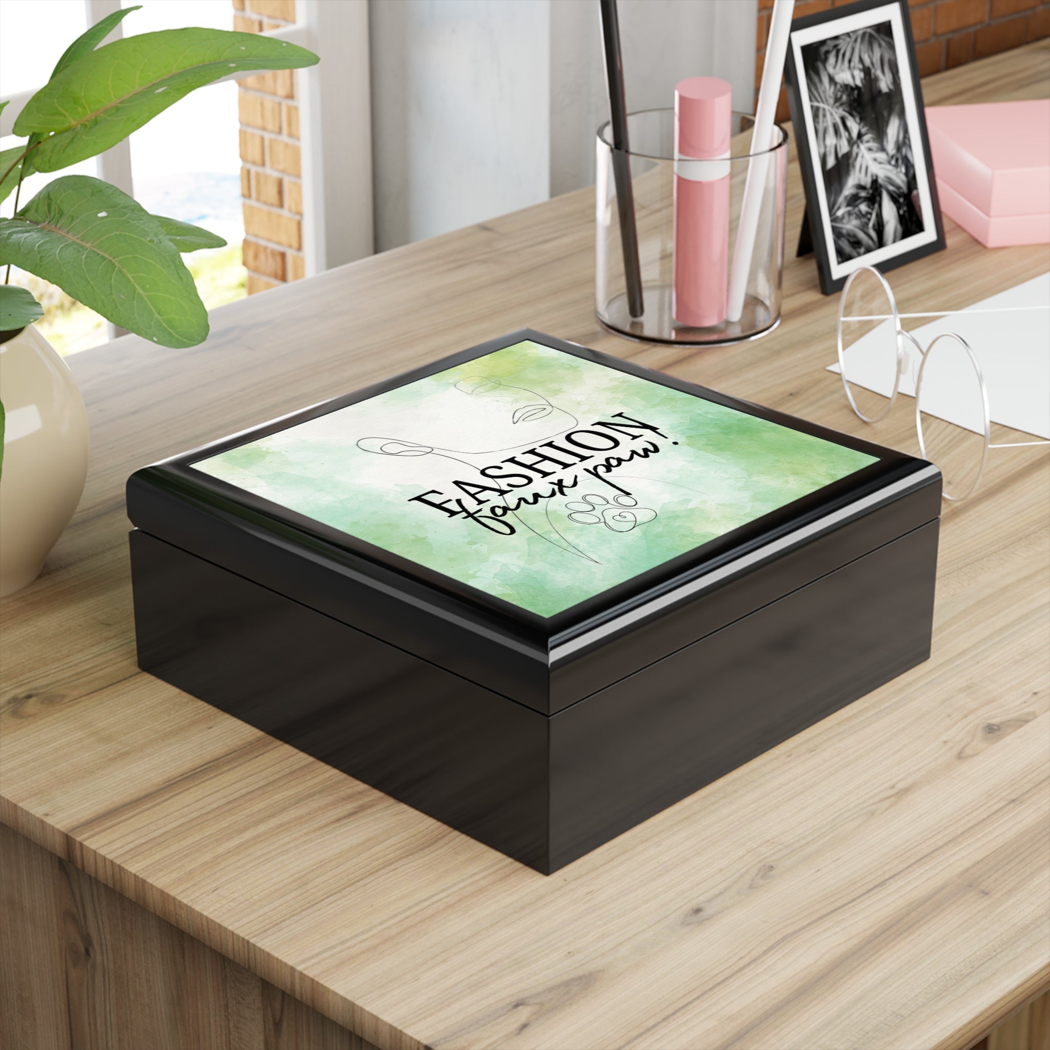 Photo depicting the ​Fashion Faux Paw Jewelry Box from EpiAl's Shop.