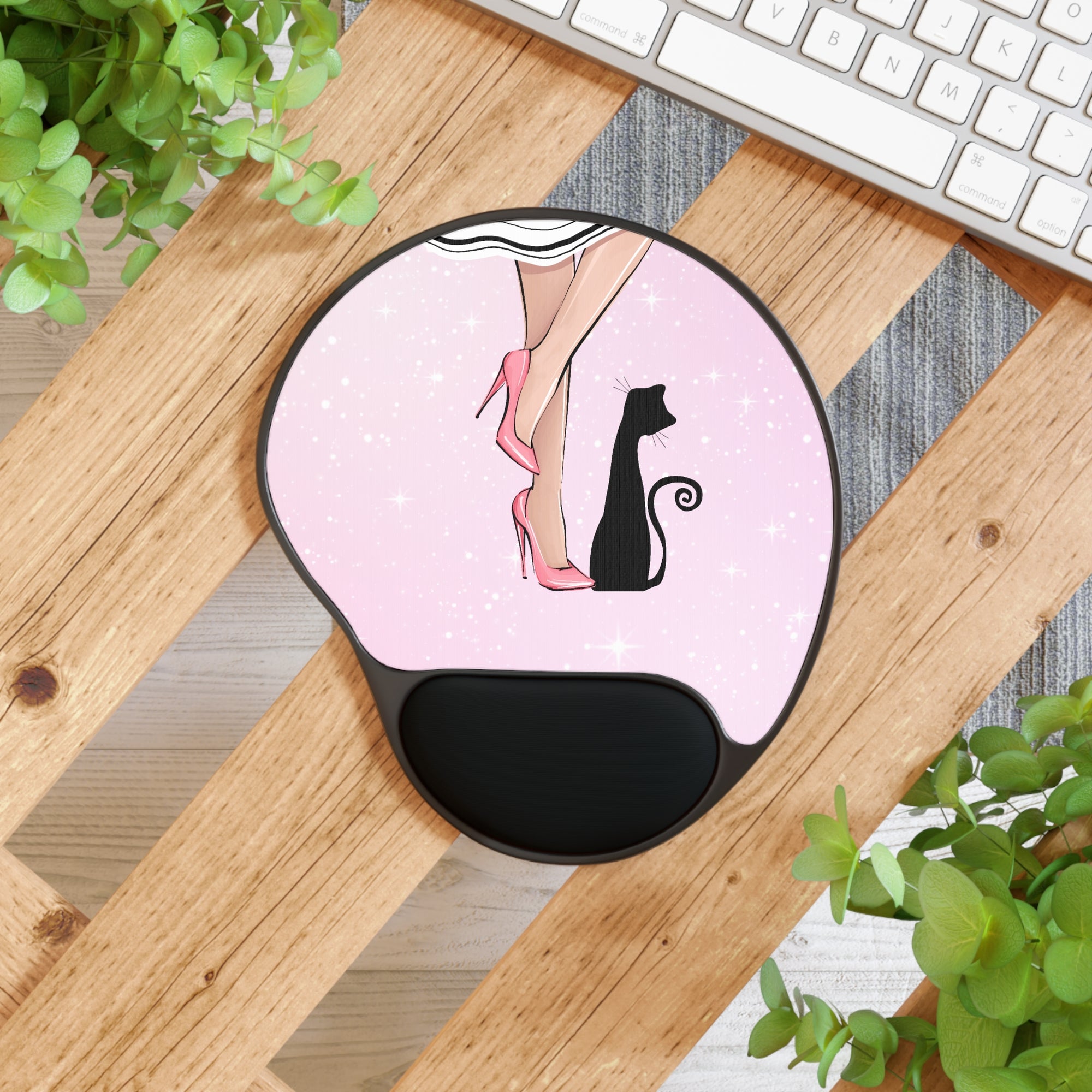 Stylish Mouse Pad with Wrist Rest - Chic Design for Cat Lovers