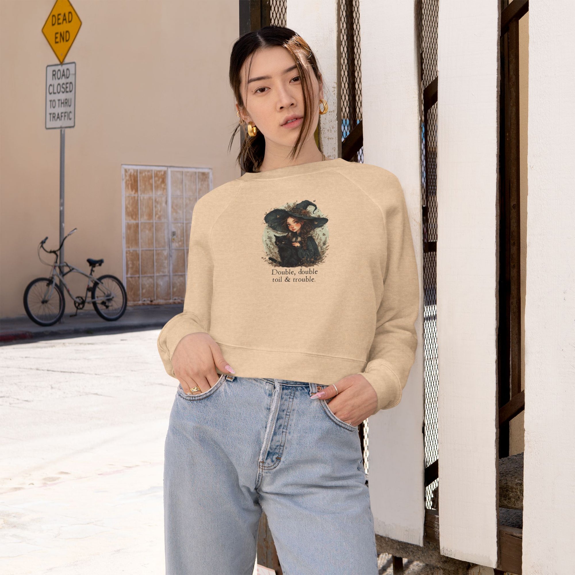 Cute Witchy Cat Lady Women's Halloween Cropped Pullover Sweatshirt